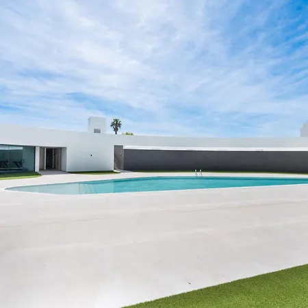 Luxury Poolside Lejlighed