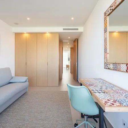 Luxury Poolside Lejlighed