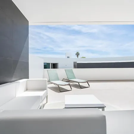 Luxury Poolside Lejlighed