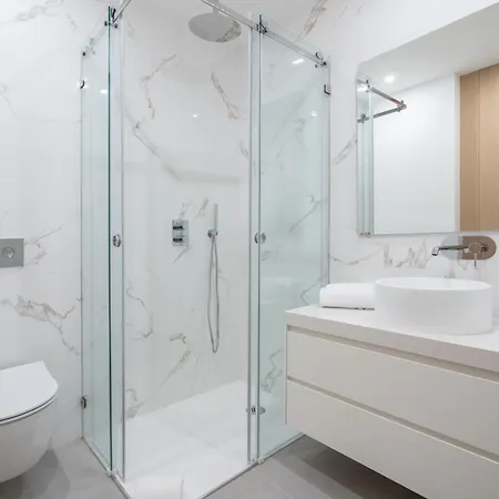 Luxury Poolside Lejlighed