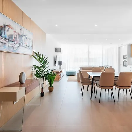 Luxury Poolside Apartament *