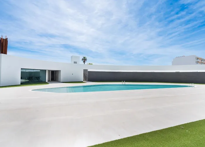 Luxury Poolside Lägenhet