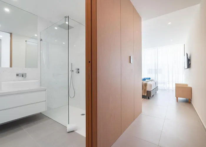 Luxury Poolside Apartamento