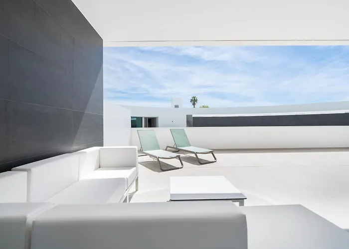 Luxury Poolside Lägenhet